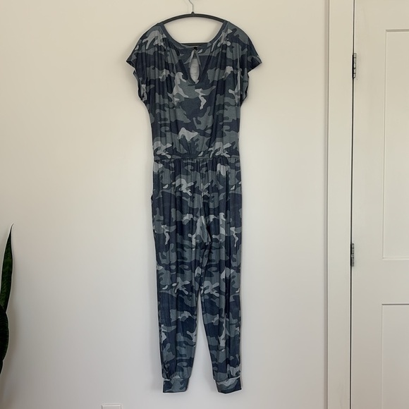 NEW Womens Camo Jogger Jumpsuit - Picture 5 of 5